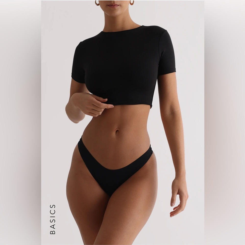 Myoutfitonline mist short sleeve crop top in white